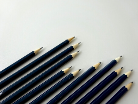 並んだ鉛筆の写真