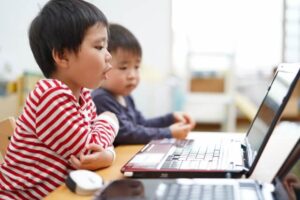 パソコンを見る子供